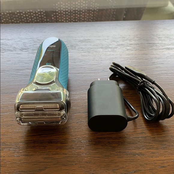 Electric Razor - Picture 2 of 3